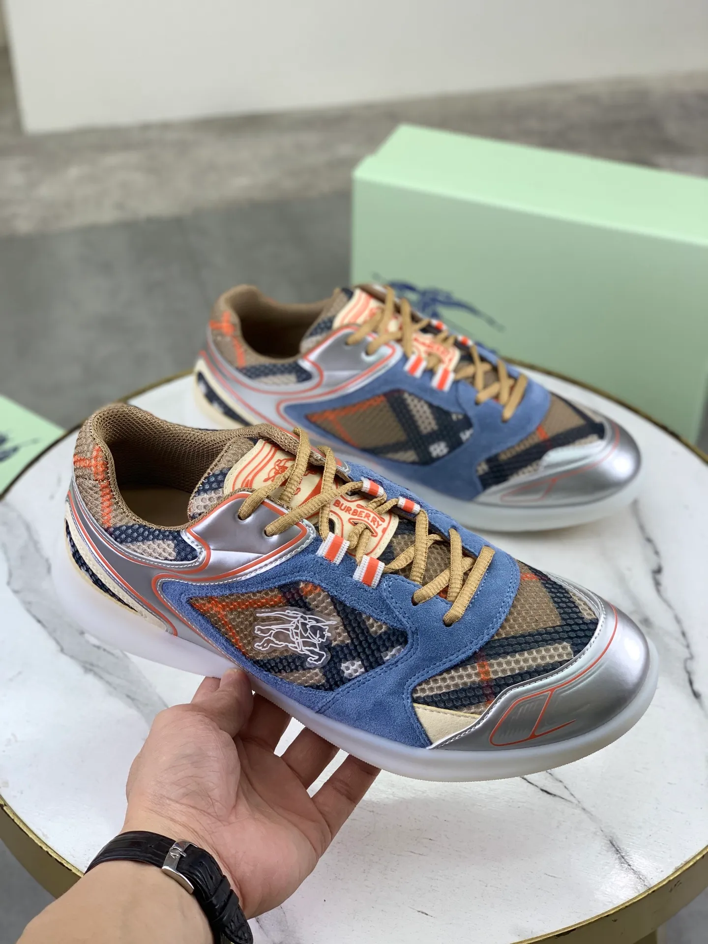 Factory price P720 [BURBERRY] Burberry - High-end quality original order - Upper: imported 🔝 original material - Inner lining: cowhide lining, feet; water-dyed cowhide - Outsole: ultra-light TPR rubber; two-color molded outsole - Ultra-high quality control·Fine workmanship: highlighted (high-end·nobility·grade) -Size: 36-46 for men and women Color: 4️⃣colors available